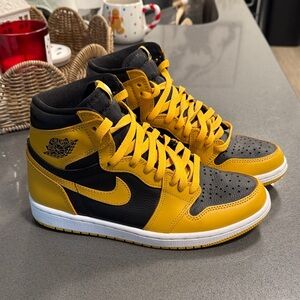 Nike Men's Yellow and Black High-Top Sneakers